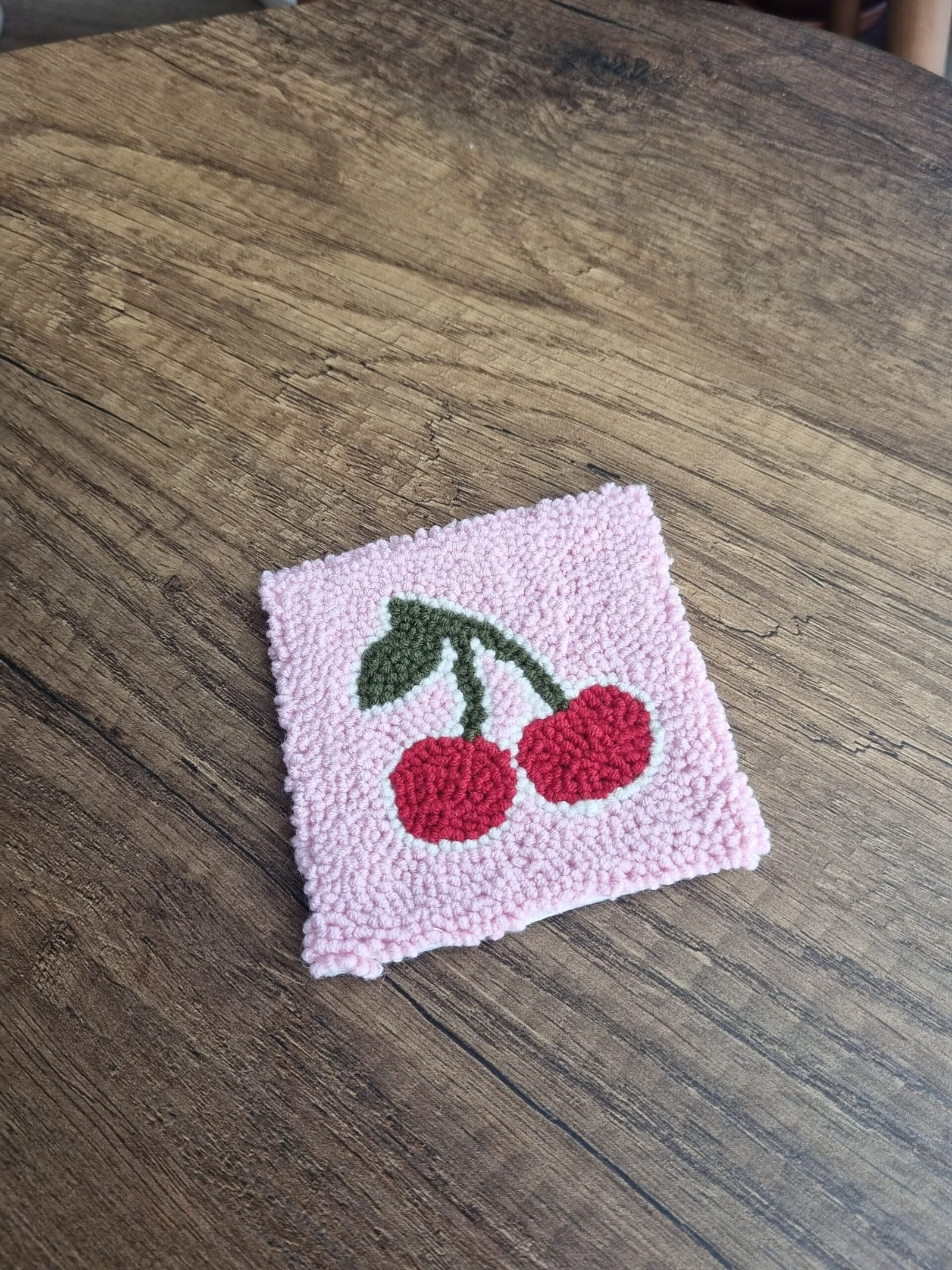 Pembe Kare Zemin Üzerine Kiraz Desenli Panç Bardak Altlığı